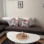 Goldy With Private Garden Apartment