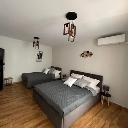 Goldy With Private Garden Apartment *