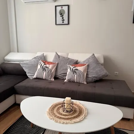 Goldy With Private Garden Apartment
