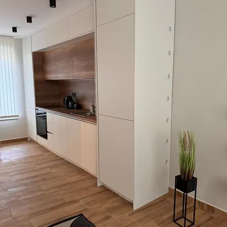 Goldy With Private Garden Apartment
