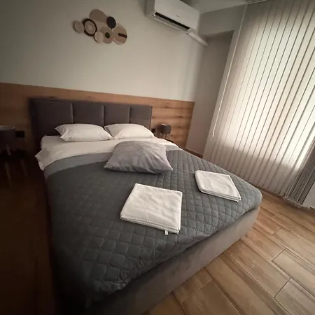 Goldy With Private Garden Daire *