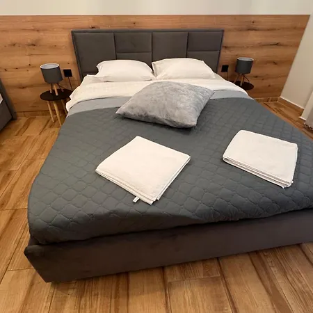 Goldy With Private Garden アパート *