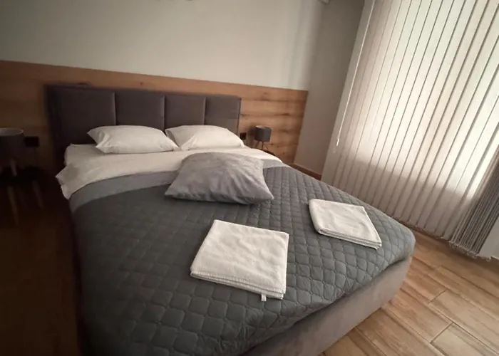 Goldy With Private Garden 公寓 *