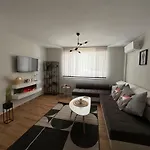 Апартаменты Goldy With Private Garden Бургас