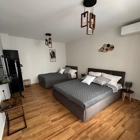 Apartment Goldy With Private Garden Burgas City