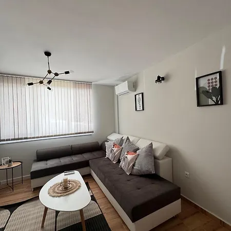 Goldy With Private Garden