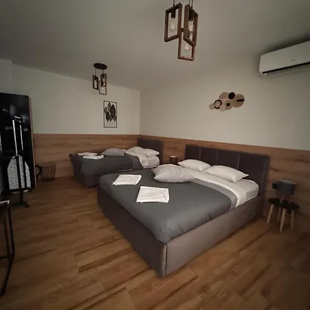 Goldy With Private Garden Apartament