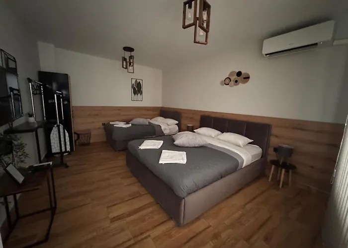 Goldy With Private Garden Daire